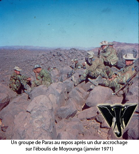 Un groupe de Paras au repos après un dur accrochage sur l\'éboulis de Moyounga (janvier 1971